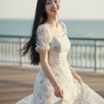 Chân dung thanh lịch của cô gái trẻ bên bờ biển với nụ cười tự tin