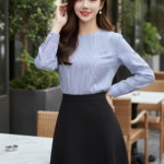 Chân dung thực tế của cô gái trẻ thanh lịch và cuốn hút bên quán cà phê sang trọng.