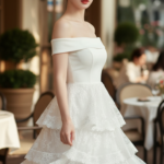 Chân dung nữ thanh lịch giữa khung cảnh cà phê sang trọng và ánh sáng tự nhiên