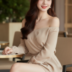 Nét đẹp tự nhiên của cô gái trẻ trong không gian quán café sang trọng