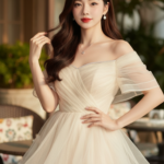 Chân dung thực tế của cô gái trẻ tự tin với phong cách quyến rũ và thanh lịch