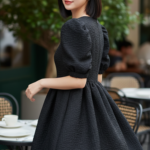 Chân dung thanh nữ quyến rũ tại quán cà phê sang trọng