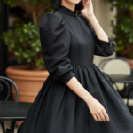 Chân dung thực tế của cô gái trẻ phong cách hiện đại tại quán cà phê sang trọng