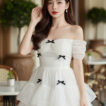 Chân dung cô gái trẻ thanh lịch và tự tin trong không gian quán cafe sang trọng