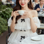 Chân dung cô gái trẻ đầy tự tin và thanh lịch trong không gian sang trọng