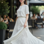 Chân dung thanh lịch của cô gái trẻ giữa không gian quán cà phê sang trọng