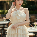 Chân dung thanh lịch của cô gái trẻ giữa không gian quán cà phê sang trọng