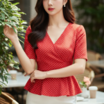 Chân dung thanh lịch của cô gái trẻ tại quán café sang trọng