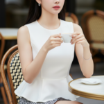 Chân dung cô gái trẻ phong cách tại quán cà phê sang trọng