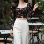 Chân dung thanh lịch của cô gái trẻ giữa không gian quán cà phê sang trọng