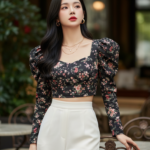 Chân dung thời trang thanh lịch của cô gái trẻ tại quán cafe sang trọng