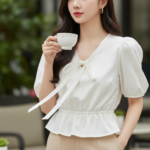 Chân dung thanh lịch của cô gái trẻ trong không gian quán cà phê sang trọng