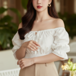 Chân dung thời thượng của người phụ nữ trẻ giữa không gian sang trọng ngoài trời