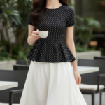 Chân dung một cô gái trẻ thanh lịch giữa không gian quán cà phê sang trọng