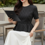 Chân dung gái trẻ thanh lịch giữa không gian quán cafe sang trọng