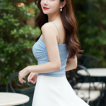 Chân dung mạnh mẽ của cô gái trẻ dưới ánh nắng ngoài trời sang trọng