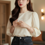 Chân dung cô gái trẻ tự tin trong không gian ấm cúng và phong cách thời trang hiện đại