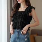 Chân dung người phụ nữ trẻ thanh lịch trong không gian homestay ấm cúng