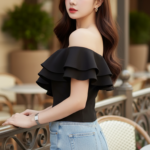 Chân dung cô gái trẻ mặc thời trang thanh lịch tại quán cà phê ngoài trời sang trọng