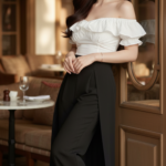 Chân dung cô gái trẻ tự tin tại quán cà phê sang trọng ngoài trời