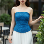 Chân dung người phụ nữ trẻ tự tin và thanh lịch giữa không gian sang trọng