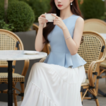 Chân dung cô gái trẻ thanh lịch giữa không gian cafe sang trọng