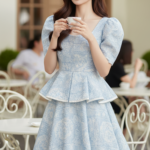 Hình ảnh trẻ trung và năng động của cô gái châu Á trong quán cafe sang trọng