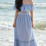 Chân dung thanh lịch của cô gái trẻ bên biển với bộ váy maxi và ánh sáng tự nhiên
