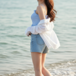 Chân dung thanh lịch của cô gái trẻ bên bờ biển mùa hè 2023