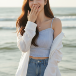 Chân dung cô gái trẻ bên biển với ánh nắng tự nhiên và phong cách thời trang trẻ trung