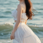 Chân dung cô gái thanh lịch bên bờ biển đầy mê hoặc