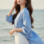 Chân dung cô gái trẻ tự tin bên bờ biển với vẻ đẹp tự nhiên và thanh lịch