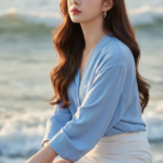 Chân dung thanh lịch của cô gái trẻ bên bờ biển tuyệt đẹp