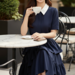 Chân dung cô gái trẻ thanh lịch trong không gian quán cà phê sang trọng