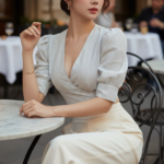 Chân dung thời trang nữ thanh lịch tại quán café sang trọng