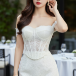 Chân dung thanh lịch của cô gái trẻ tại quán cafe sang trọng ngoài trời