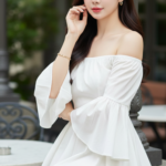 Chân dung thanh lịch của cô gái trẻ giữa không gian cà phê sang trọng