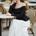 Khắc họa chân dung nữ thanh lịch trong không gian quán café sang trọng