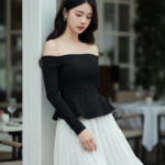 Chân dung trẻ trung của cô gái Á Đông tại quán cà phê sang trọng