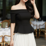 Chân dung cô gái trẻ tự tin và thanh lịch trong khung cảnh sang trọng ngoài trời