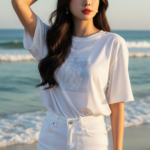 Chân dung cô gái trẻ tự tin bên bờ biển vào sáng sớm rực rỡ