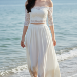 Chân dung thanh lịch của cô gái trẻ bên bờ biển tươi đẹp.