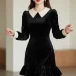 Chân dung cô gái trẻ trong bộ đầm nhung đen sang trọng tại studio tối giản