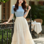 Chân dung thanh lịch của cô gái trẻ tỏa ra sự quyến rũ và tự tin giữa không gian café sang trọng