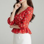 Chân dung thiếu nữ trong trang phục thanh lịch và phong cách đơn giản tại studio chuyên nghiệp