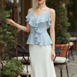 Chân dung một cô gái trẻ thanh lịch tại quán cafe sang trọng