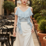 Chân dung thanh lịch của cô gái trẻ trong không gian quán cafe sang trọng