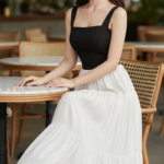 Chân dung thực tế của cô gái trẻ thanh lịch giữa không gian quán cà phê sang trọng