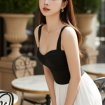 Chân dung thanh lịch của cô gái trẻ tại quán cafe sang trọng