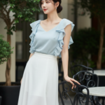 Chân dung hấp dẫn của cô gái trẻ trong không gian quán cafe sang trọng